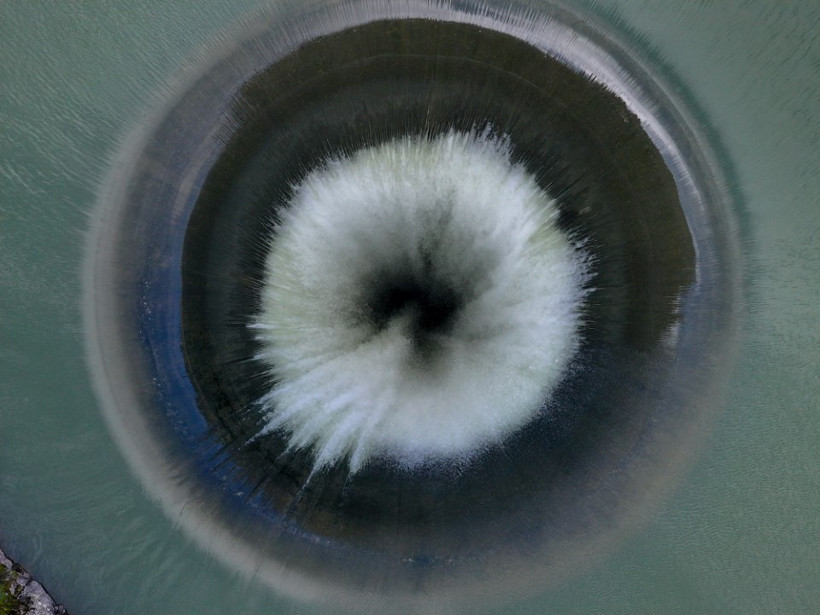 Turistleri büyüledi: 'Glory Hole' barajdaki taşan suyu böyle boşaltıyor - Resim : 2