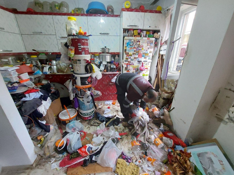 Evden 10 kamyon çöp çıktı - Resim : 1