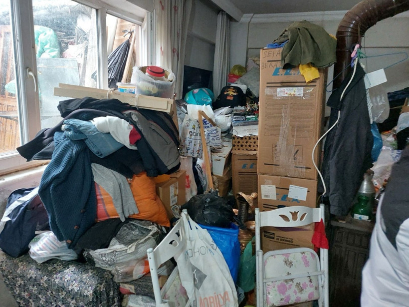 Evden 10 kamyon çöp çıktı - Resim : 2