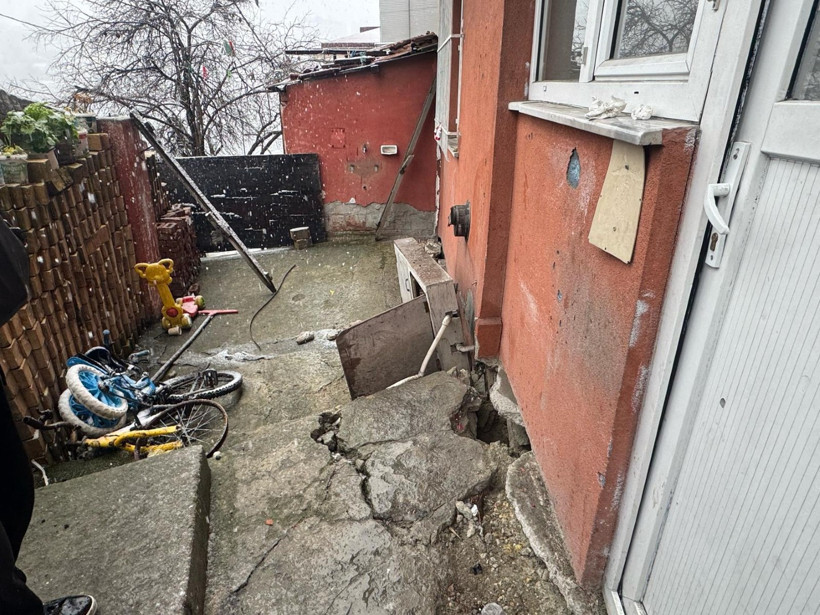 Gaziosmanpaşa'da toprak kayması: Binalar tahliye edildi - Resim : 1