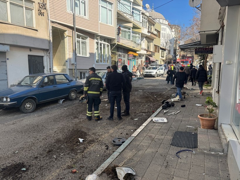 Balkondan dehşet saçtı: Eline ne geçtiyse aşağı fırlattı - Resim : 1