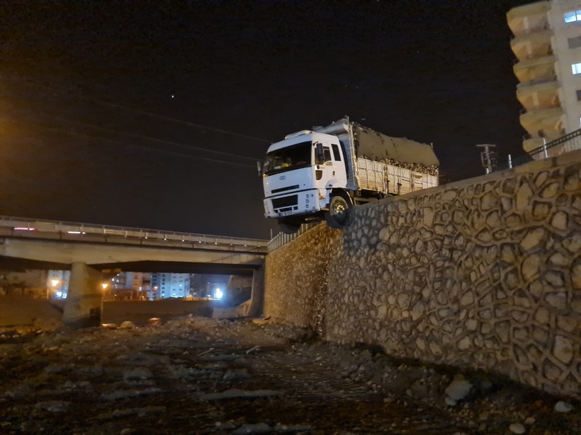 Osmaniye'de ilginç olay: Araçtan kimse çıkmadı - Resim : 2