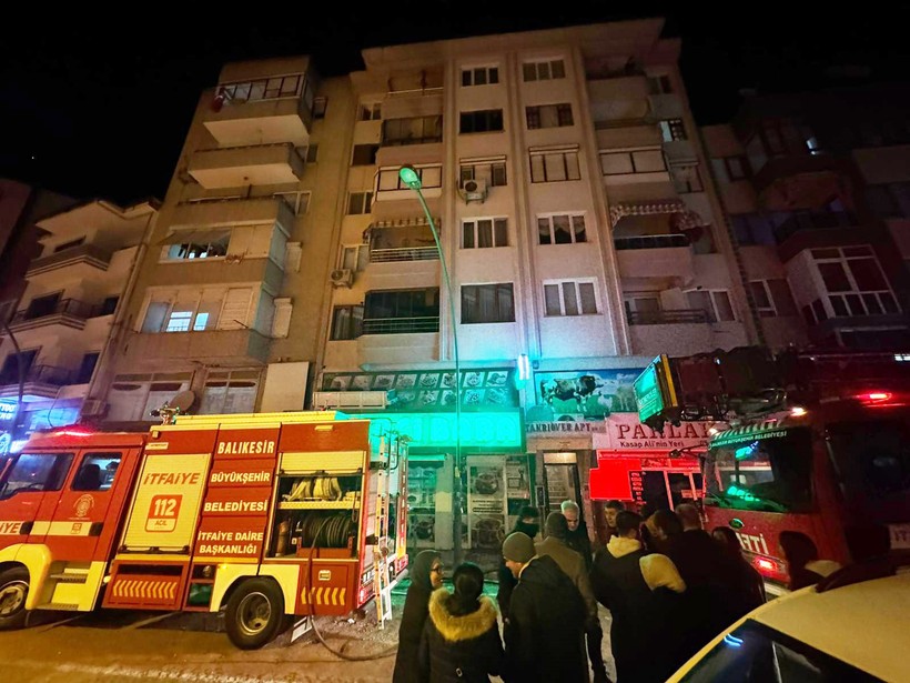 Faciadan dönüldü: Çakmağa gaz doldurmak isterken yangın çıktı - Resim : 1