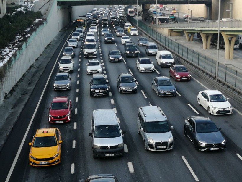 İşe gidenler için kâbus gibi sabah: İstanbul'da trafik kilitlendi - Resim : 1