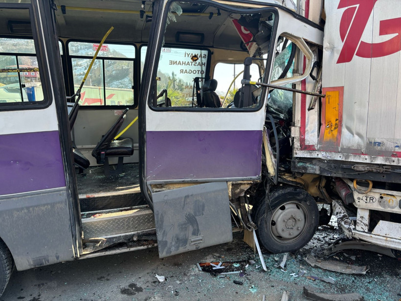 Artvin'de dolmuş, TIR'a çarptı: 12 yaralı - Resim : 2