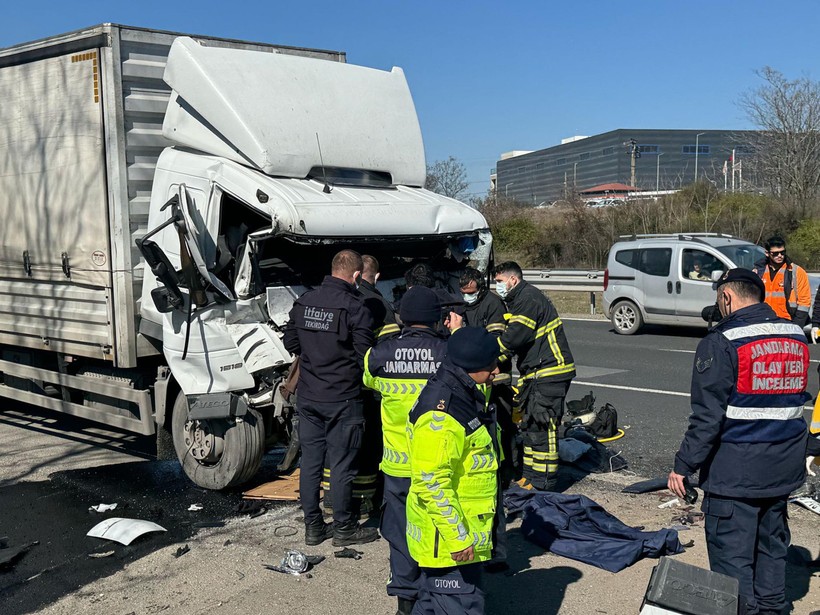 Feci kaza: Kamyon park halindeki TIR’a çarptı, 1 ölü, 1 yaralı - Resim : 2