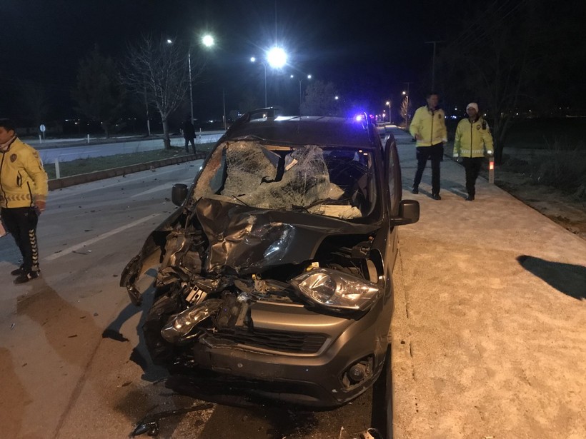 Motosikletle hafif ticari araç kafa kafaya çarpıştı: 2 ölü, 1 yaralı - Resim : 1