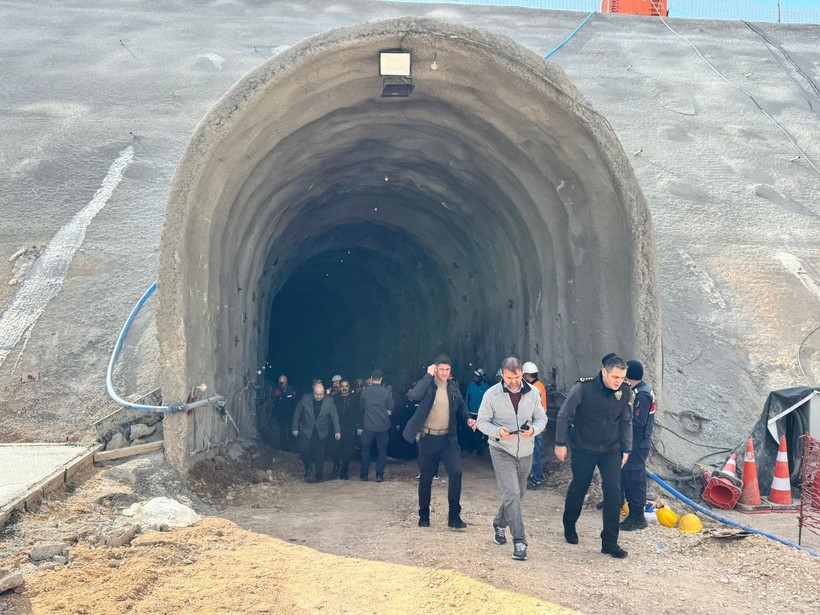 Kayseri'de hızlı tren inşaatında feci olay: İşçiler, kayaların altında kaldı - Resim : 1