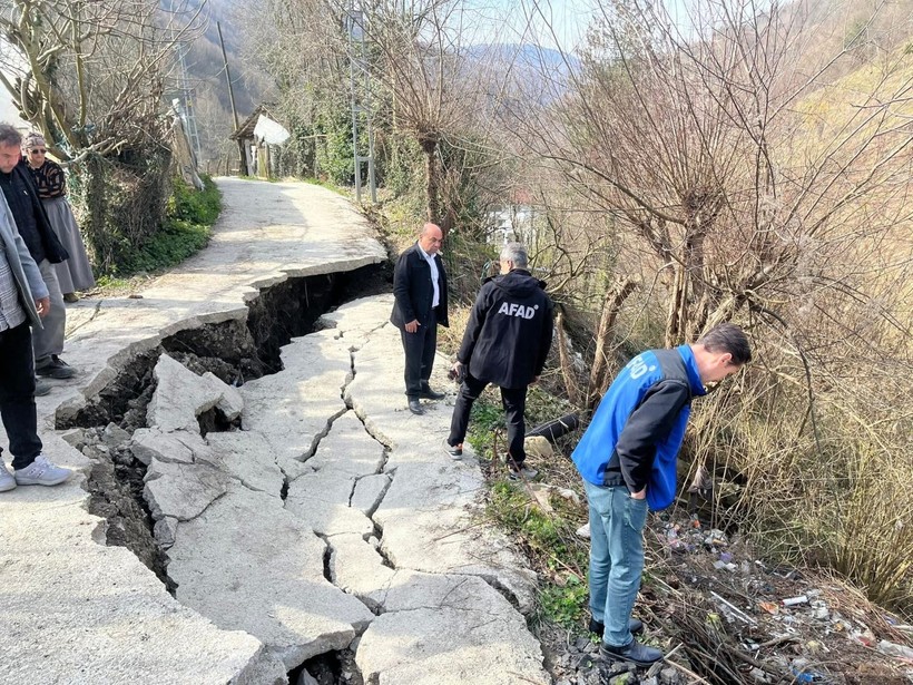 Bartın’da heyelan korkusu: Mahalleli geceleri uyumuyor - Resim : 3