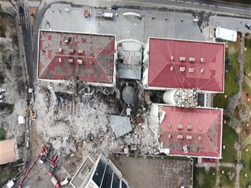 89 kişi can vermişti, Galeria Sitesi'nde ilk kazma vuruldu - Resim : 1
