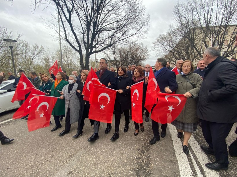 Genel Kurul kapandı, CHP'li vekiller yürüdü - Resim : 1