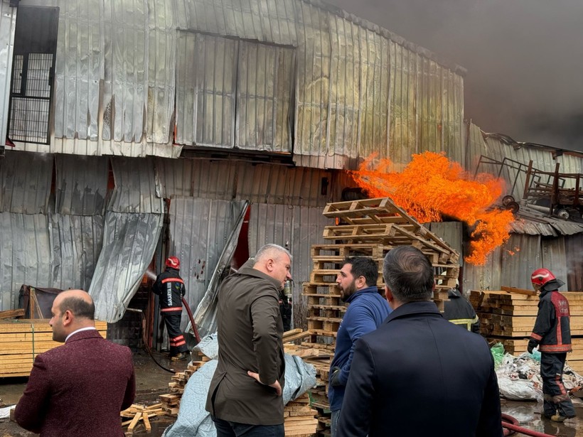 Sakarya'da korkutan yangın: 5 iş yeri küle döndü - Resim : 1