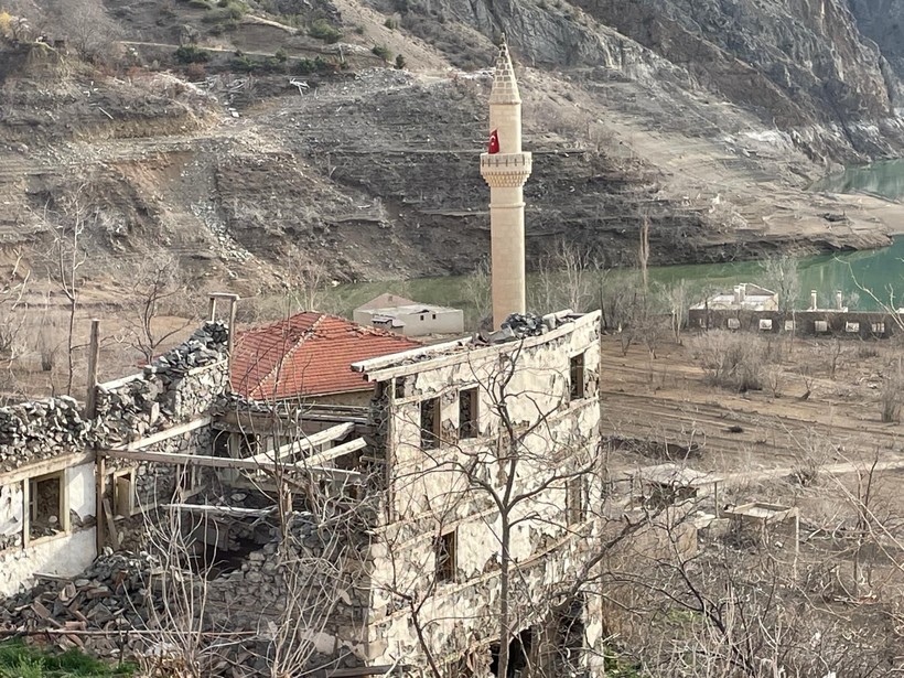 Yusufeli Barajı'nda sular çekildi, dipte kalan yapılar ortaya çıktı - Resim: 2