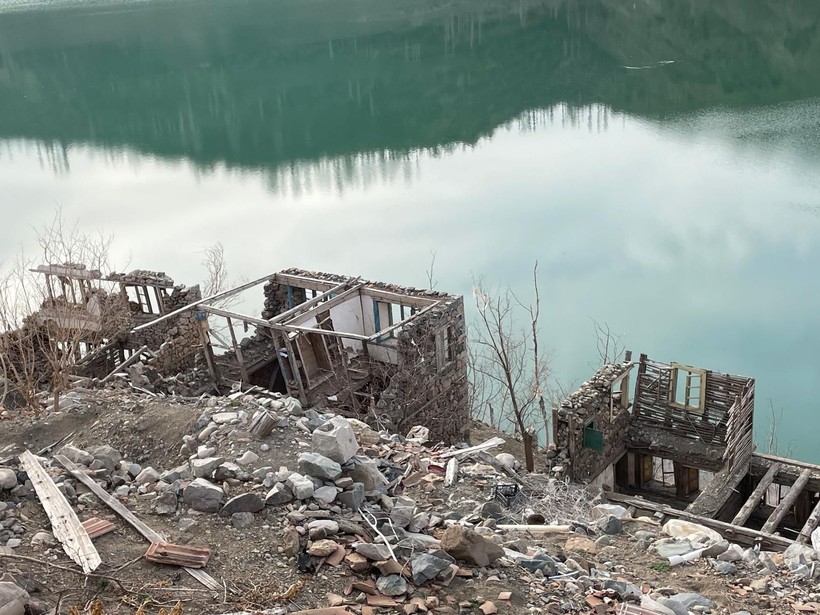 Yusufeli Barajı'nda sular çekildi, dipte kalan yapılar ortaya çıktı - Resim: 7