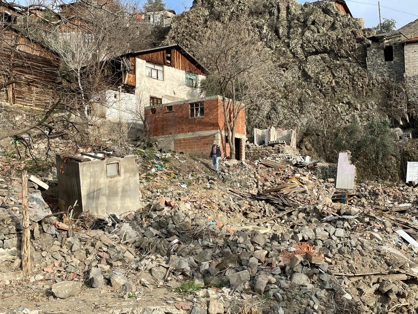 Yusufeli Barajı'nda sular çekildi, dipte kalan yapılar ortaya çıktı - Resim: 3