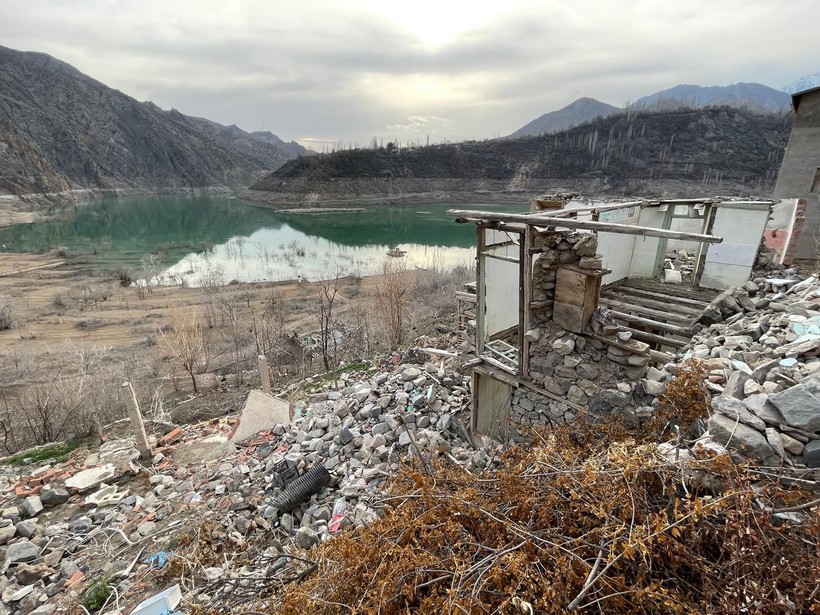 Yusufeli Barajı'nda sular çekildi, dipte kalan yapılar ortaya çıktı - Resim: 8