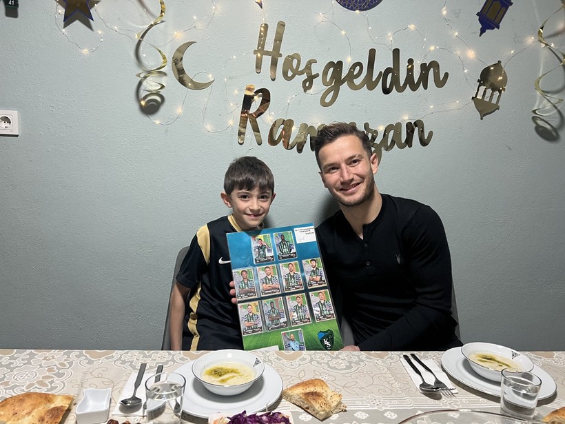 Kocaelisporlu futbolcular taraftar evlerinde iftar yaptı - Resim : 3