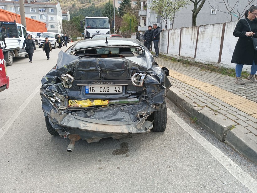 Kontrolden çıkan belediye otobüsü kaza yaptı: 9 yaralı - Resim : 1