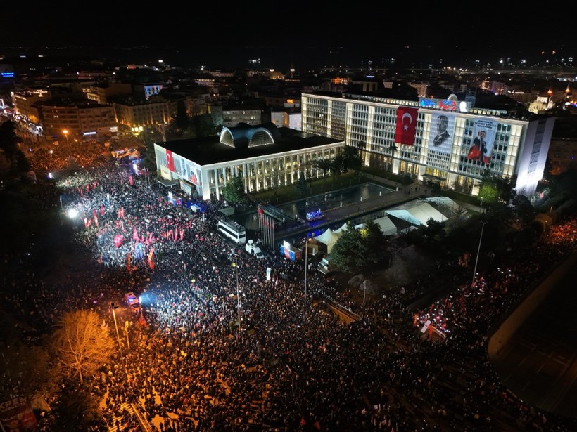 İmamoğlu'na operasyona tepkide üçüncü gün: Yüz binlerce kişi sokakta - Resim : 7