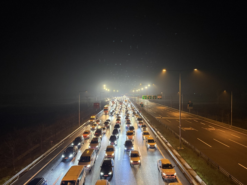 Gece yarısı bile durmadı: İstanbul'da tatil göçü trafiği kilitledi - Resim : 4