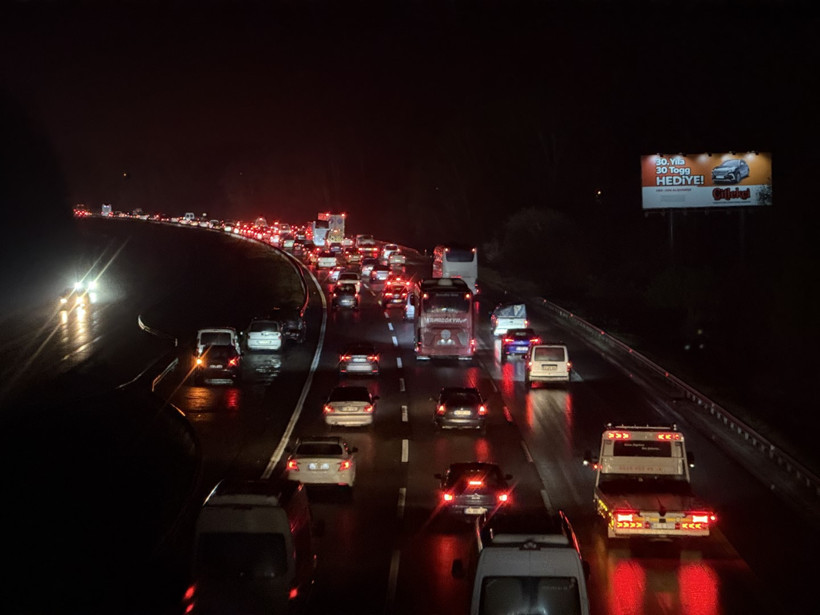 Gece yarısı bile durmadı: İstanbul'da tatil göçü trafiği kilitledi - Resim : 3
