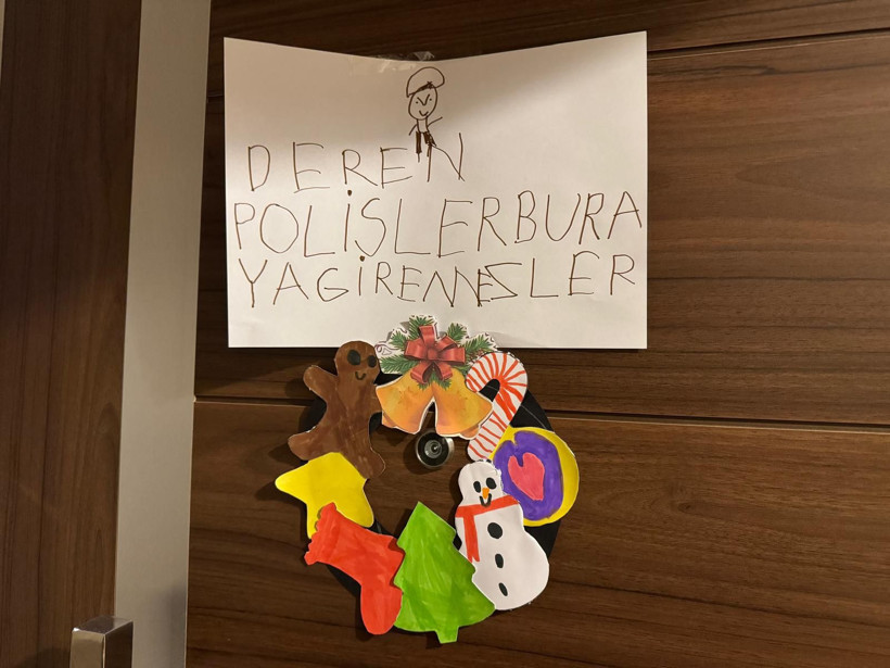 Resul Emrah Şahan'ın kızı evin kapısına astı: Buraya polisler giremez - Resim : 1