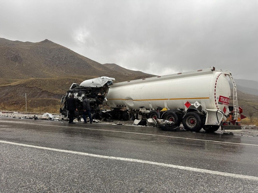 Hakkari'de tankerle-otobüs çarpıştı, faciadan dönüldü - Resim: 2