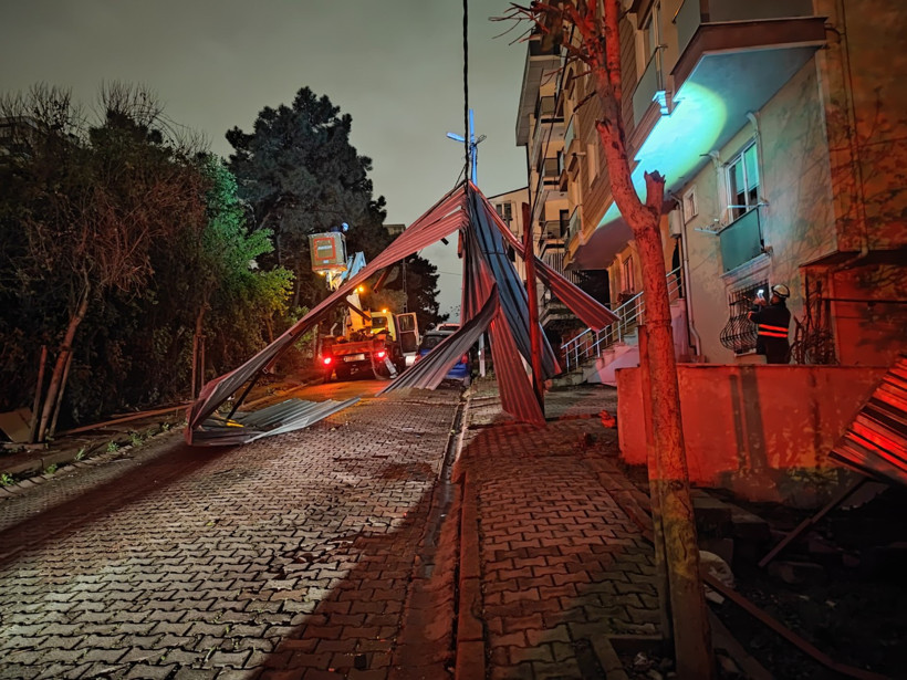 İstanbul'da fırtına: Çatılar uçtu, ağaçlar devrildi - Resim : 3