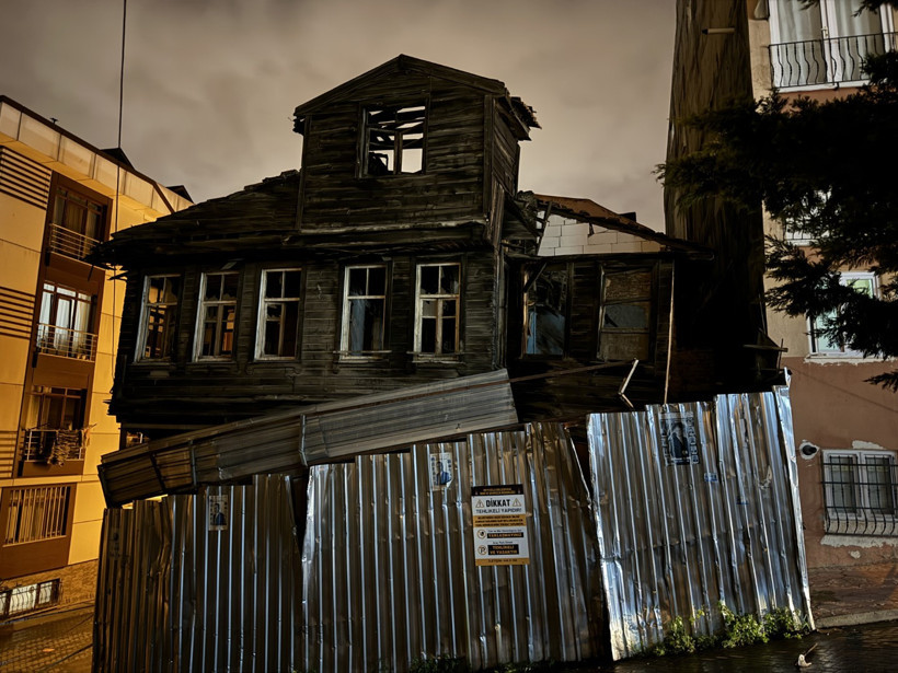 İstanbul'da fırtına: Çatılar uçtu, ağaçlar devrildi - Resim : 1