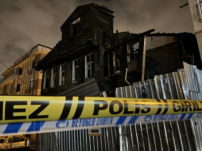 İstanbul'da fırtına: Çatılar uçtu, ağaçlar devrildi - Resim : 2