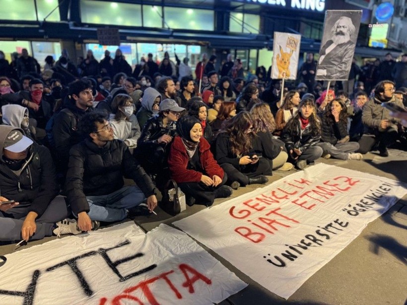 İzmir’de öğrencilerden protesto yürüyüşü: Bu ülkenin gençliği biat etmeyecek - Resim: 3
