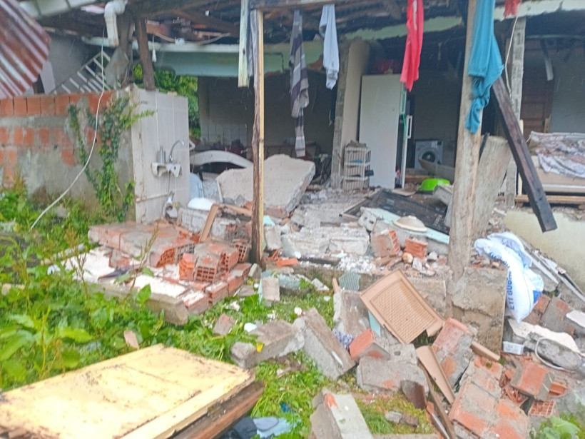 Tüp patladı, ev çöktü: Yaşlı adam enkazdan çıkarıldı - Resim : 1