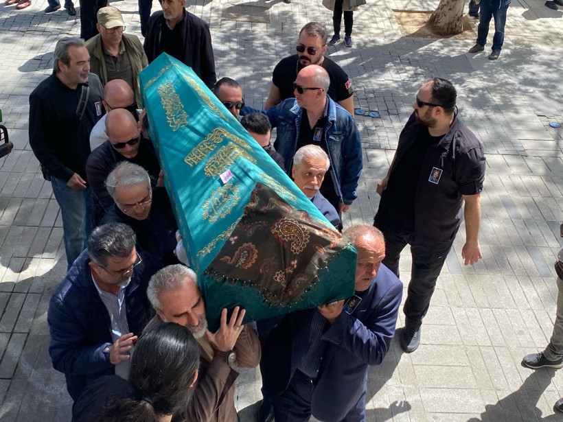 Tarkan annesini gözyaşlarıyla uğurladı - Resim : 1