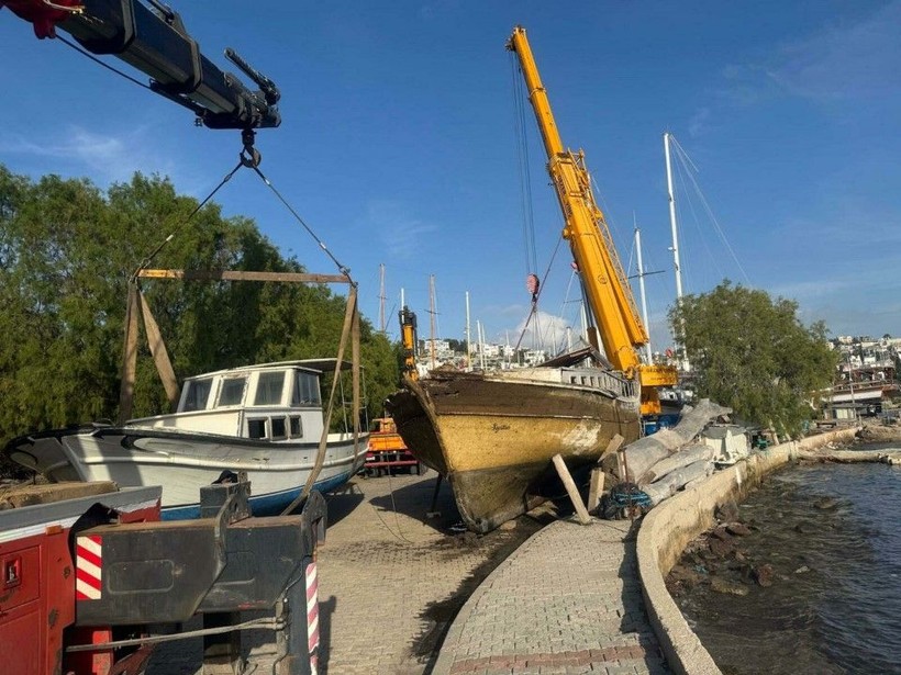 2 yıldır yarı batık haldeki tekne vinçle çıkarıldı - Resim: 1