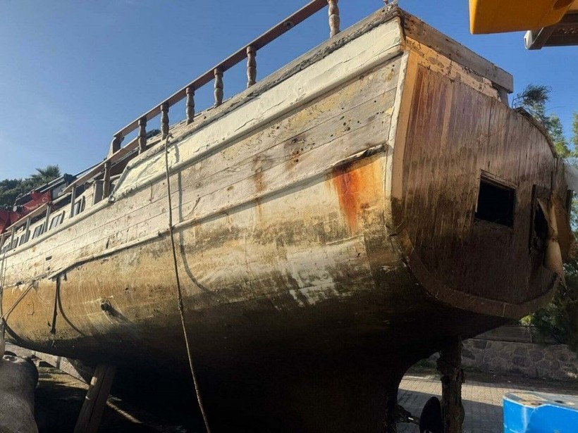 2 yıldır yarı batık haldeki tekne vinçle çıkarıldı - Resim: 2
