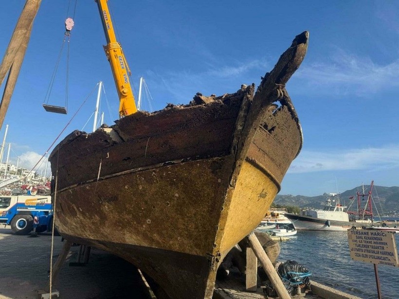 2 yıldır yarı batık haldeki tekne vinçle çıkarıldı - Resim: 3