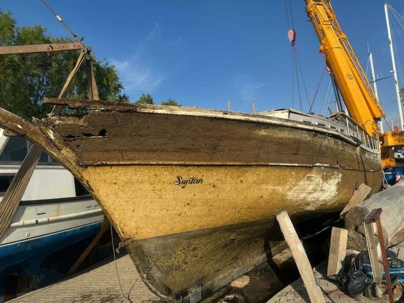 2 yıldır yarı batık haldeki tekne vinçle çıkarıldı - Resim: 6