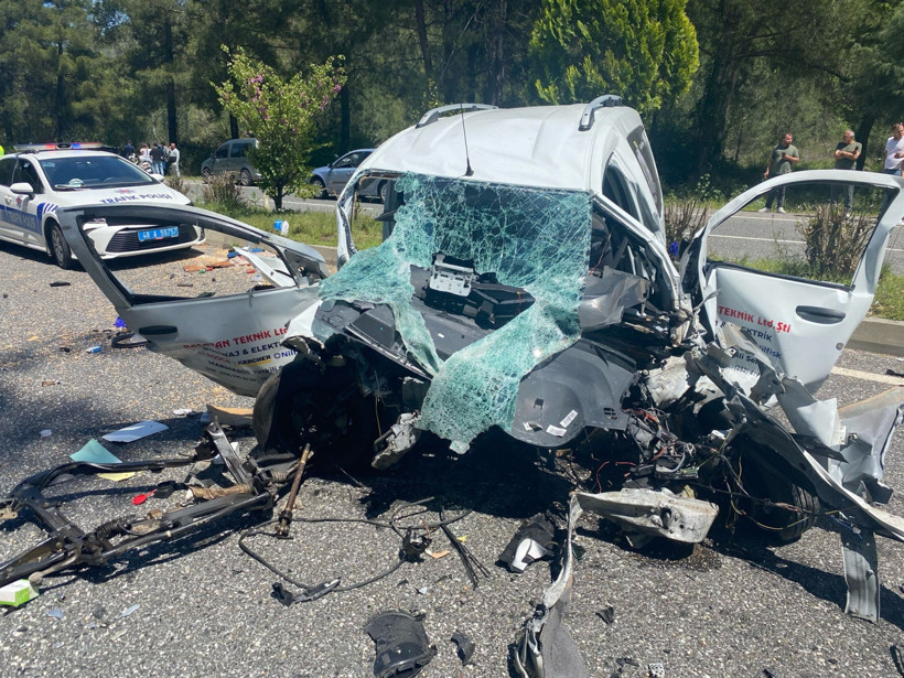 Karayolu savaş alanına döndü: 2 ölü, 3 yaralı - Resim : 1