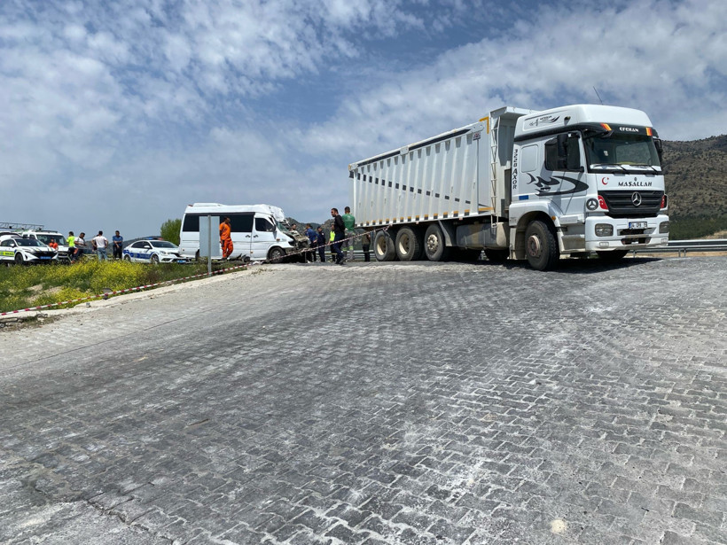 TIR'a çarpan minibüsün sürücüsü öldü - Resim : 1