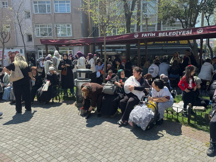 İstanbullular sokağa döküldü: Deprem herkesi korkuttu - Resim: 14