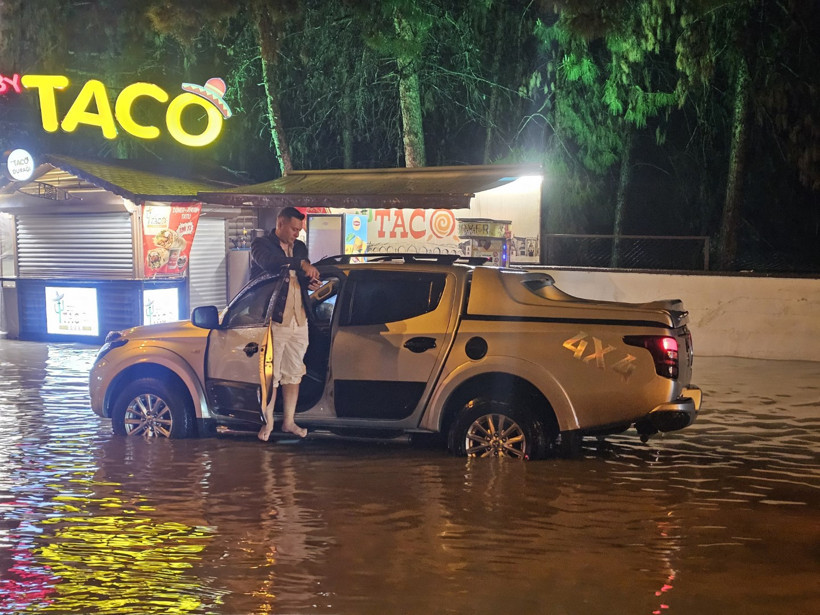 Adana'yı sağanak vurdu: Caddeler göle döndü - Resim : 1