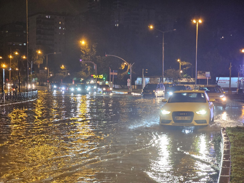 Adana'yı sağanak vurdu: Caddeler göle döndü - Resim : 2