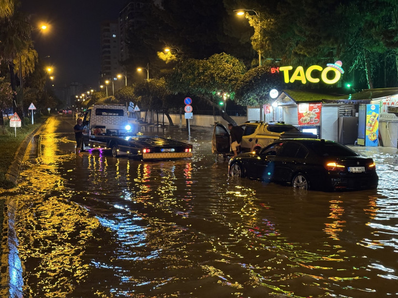 Adana'yı sağanak vurdu: Caddeler göle döndü - Resim : 3