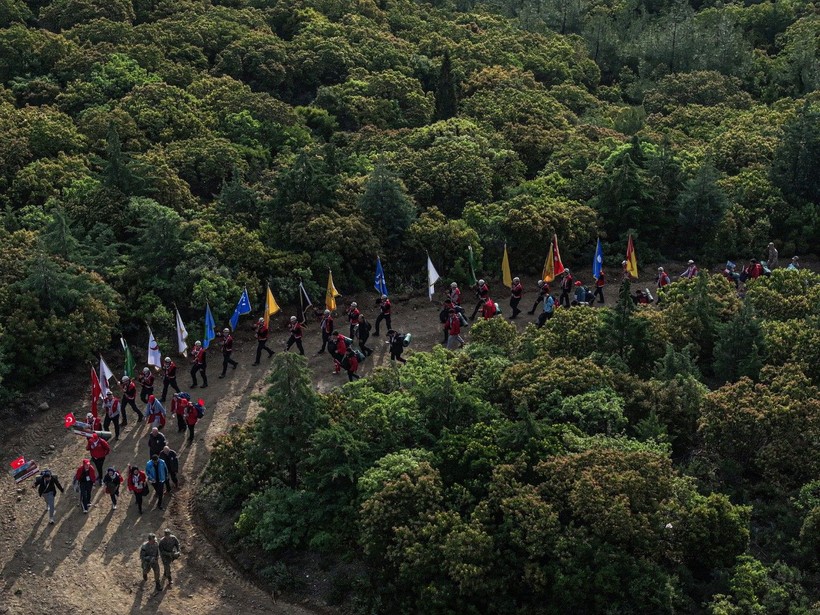 57. Alay Yürüyüşü şafakla başladı: Saçlarına kına yakıp, asker çorbası içtiler - Resim: 15