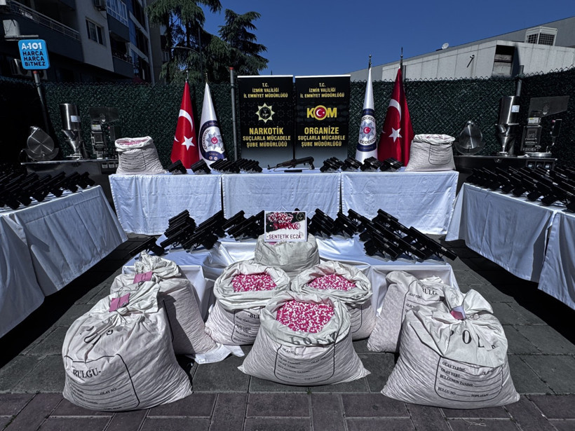 İzmir'de ev baskınları: Yüzlerce silah ele geçirildi - Resim : 1