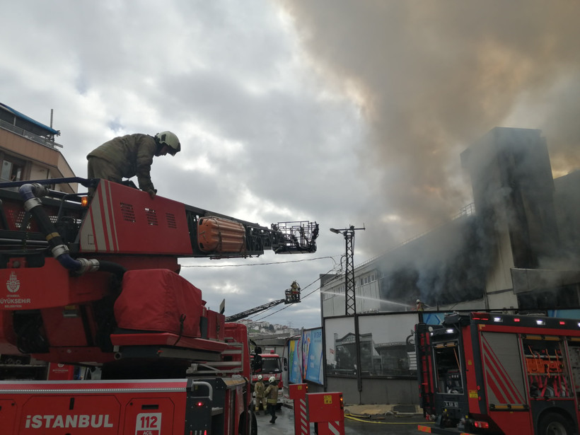 İstanbul'da sabaha karşı korkutan yangın - Resim : 1