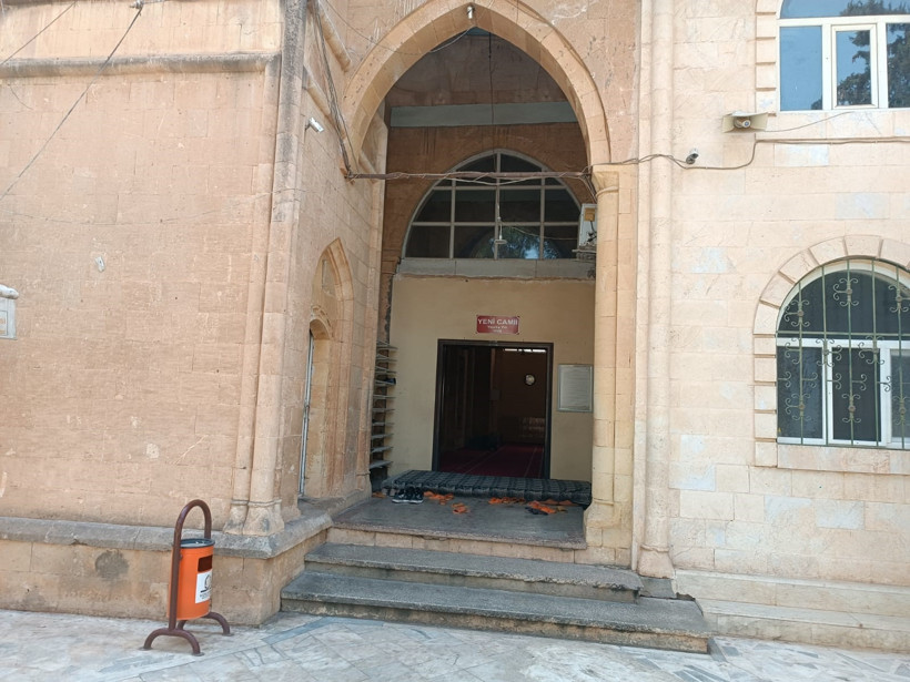 Camide namaz kılarken bıçaklandı - Resim : 1