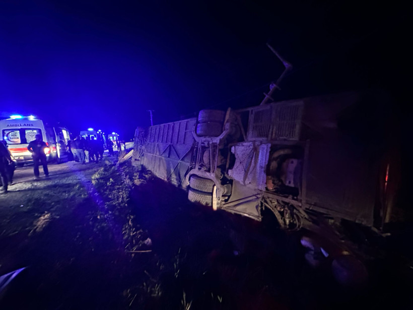 Yolcu otobüsü devrildi: Çok sayıda yaralı var - Resim : 1