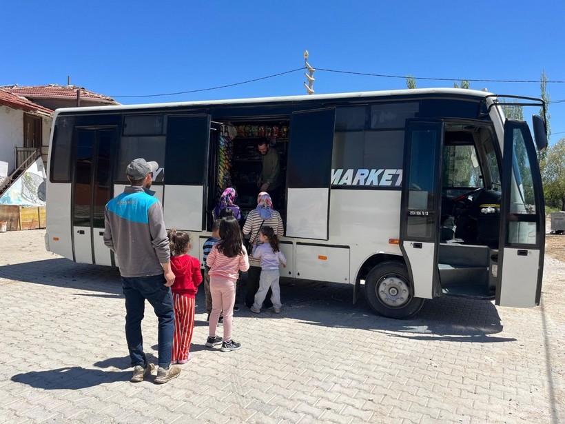 Otobüsü markete dönüştürdü: Her gün 40 köyü geziyor - Resim: 2
