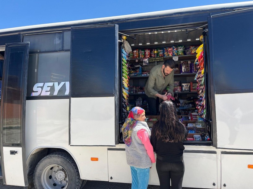 Otobüsü markete dönüştürdü: Her gün 40 köyü geziyor - Resim: 7
